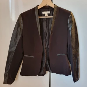 Kavaj med läder  - Figursydd kavaj med läderdetaljer. Sitter jättefint på! Använd max 5 gånger så i fint skick 🖤  (Frakt/porto kan diskuteras)