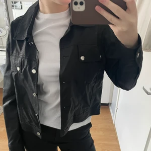 Vårjacka från NAKD, storlek 36💕 - Säljer denna jacka som är i skinnmaterial från NAKD! Den är nästan oanvänd och är i storlek 36. Pris från 150, hör av er vid frågor🥰 Köparen står för frakten!