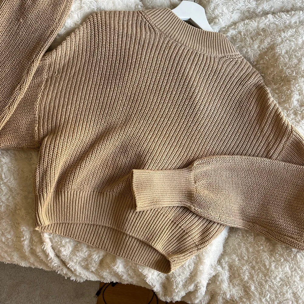 Fin brun/beige stickad tröja från NA-KD, använd typ en gång och i mycket fint skick!. Stickat.