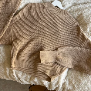Tröja Nakd - Fin brun/beige stickad tröja från NA-KD, använd typ en gång och i mycket fint skick!