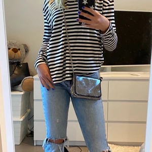 Randig Zara Tröja💕 - Säljer denna fina randiga tröja💕 Jätta bra skick, använt den 3-4 ggr. Den går inte så mycket till användning tyvärr💞 Skriv privat om ni är intresserade!