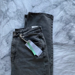 Säljer mina Gina jeans! ⤵️ - Helt oanvända Gina jeans i modell Full Length Flare💕gillade dem inte så mke där av vill jag sälja. Jag skulle säga att dessa är lite lite små i storleken men inte mycket. Orginalpriset på dem är 399. Köpare står för frakt 📦