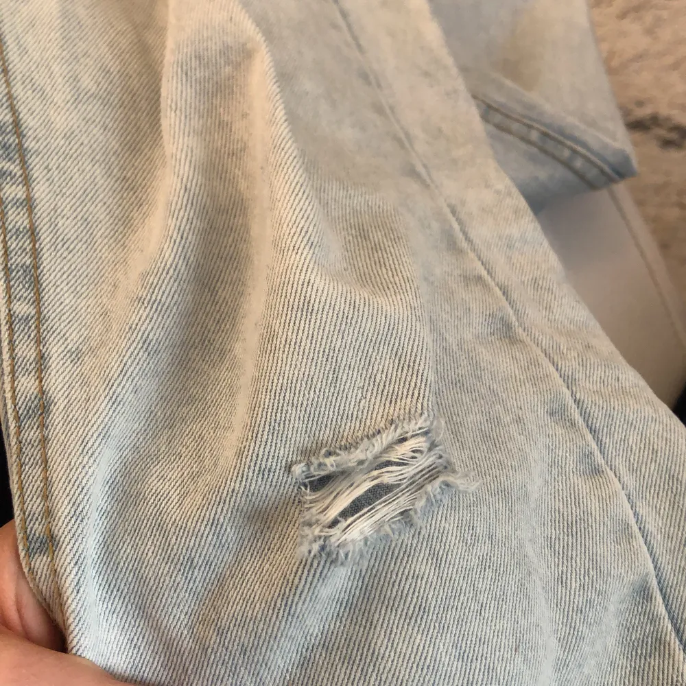 Ett par ljusblå jeans som är köpta på NewYorker. Har haft jeansen i ca 1 år så de är inte i nyskick, men helt okej skick. Det enda tecknet på slitage är ett litet hål på knät, även att en lapp är lossnat lite grann. Storleken är M/38, kan eventuellt passa S. Jag säljer jeansen för att jag inte använder de längre och för att de är för korta för mig. Jeansen kostade ca 100 kr så priset kan diskuteras. Skicka ett PM för mer info!🥰. Jeans & Byxor.