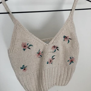 Virkat linne - Virkat linne från Pull&Bear som tyvärr inte kommer till användning längre! Jättemjukt och skönt, så snyggt till sommaren 🥰