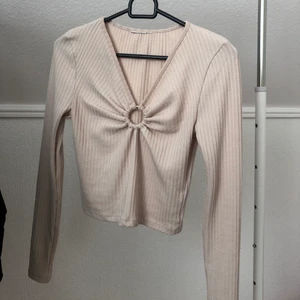 Topshop top - Endast använd en gång och tycker att den är så sjukt snygg men färgen är inte fin på mig :(  Klippt av lappen där vid nacken pga den kliade men det är en storlek S 💕  kan mötas upp i Arlöv, Malmö eller Lund annars gäller 62kr i frakt! 