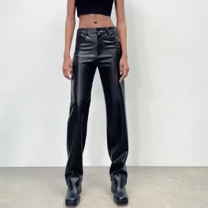 Skinn byxor  - Säljer min helt nya skinnbyxor från Zara med prislapp kvar. Storlek XS , 