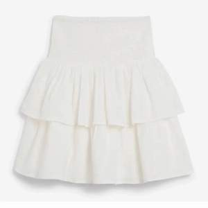 Fin vit kjol med volanger, köpt här på Plick för något år sedan men har aldrig använts, nästintill nyskick:) perfekt nu till våren/sommaren. Skriv för fler bilder