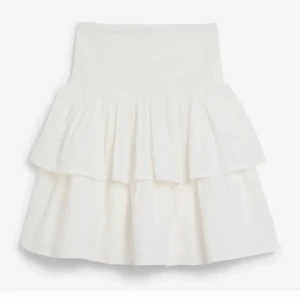 Kjol - Fin vit kjol med volanger, köpt här på Plick för något år sedan men har aldrig använts, nästintill nyskick:) perfekt nu till våren/sommaren. Skriv för fler bilder