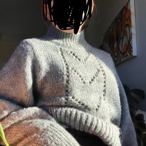 En jätte fin stickad tröja från H&M. - En grå fin tröja med krage och typ ett mönster på fram sidan, Storlek: XS. Betala via swish. Självklart pratar jag om pris