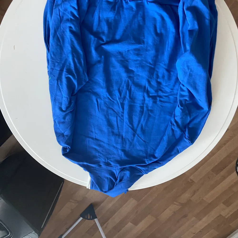 Säljer min snygga blåa hoodie i storlek large, helt oanvänt typ och säljer den för 150 kr . Hoodies.