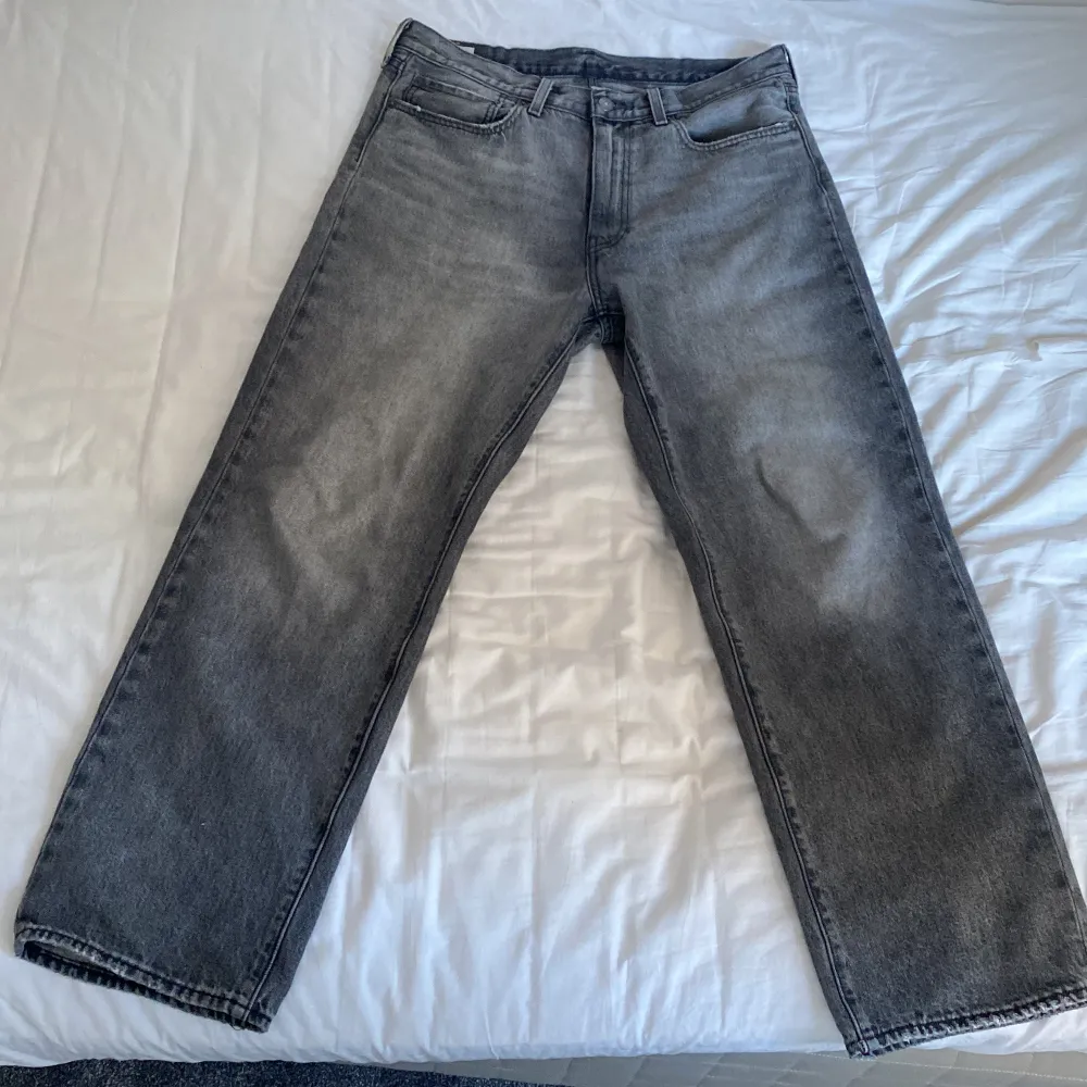 Levis stay loose jeans i storlek 34-32, mycket bra skick då jag inte använt så mycket. Ljus gråa.        Nypris 1299kr. . Jeans & Byxor.