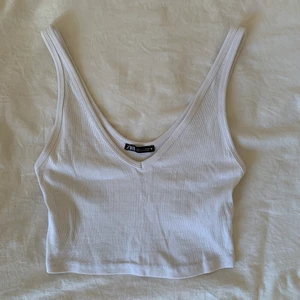 Topp  - Topp från Zara i storlek L, 50kr 🤍