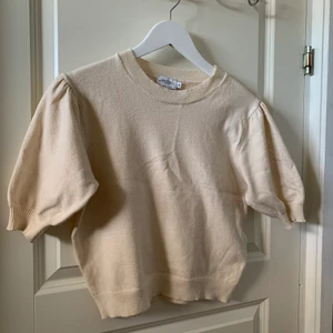 NA-KD x misslisibell topp storlek M - En finstickad beige topp med puffärmar från en av misslisibells kollektioner med NA-KD. Använt mycket men är nu för liten, storlek M. Köparen står för frakten.💖