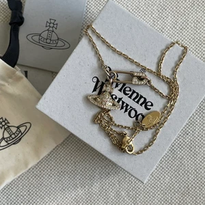 Vivienne westwood - Säljer nu mitt så fina halsband från Vivienne Westwood. Det är i använt men fint skick! Köpte detta för 1800kr.🤍💌💫