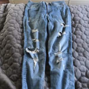 Jeans från H&m med hål 