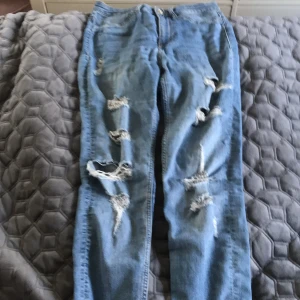 Jeans - Jeans från H&m med hål 
