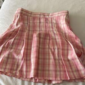 Köpte en rosa kjol från shein som kostade 109. Det är tunnt material och det finns en drag kedja bakom
