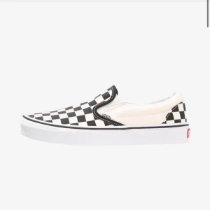 Rutiga slips-in Vans - Svartvit rutiga slips-in Vans med hög sula, storlek 36!  Nypris 699 kr Zalando. Vill bli av med dem, så pris går att diskuteras! 💕 