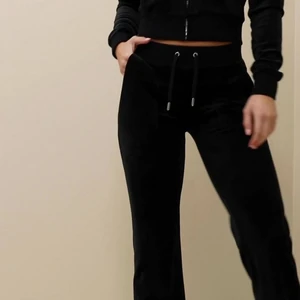 Svarta Juicy couture byxor - Jag säljer mina svarta juicy byxor som fortfarande är i väldigt bra skick! Så snygga och sitter bra på mig som är 170💓 Budgivning sker privat, det ligger just nu på 750💓