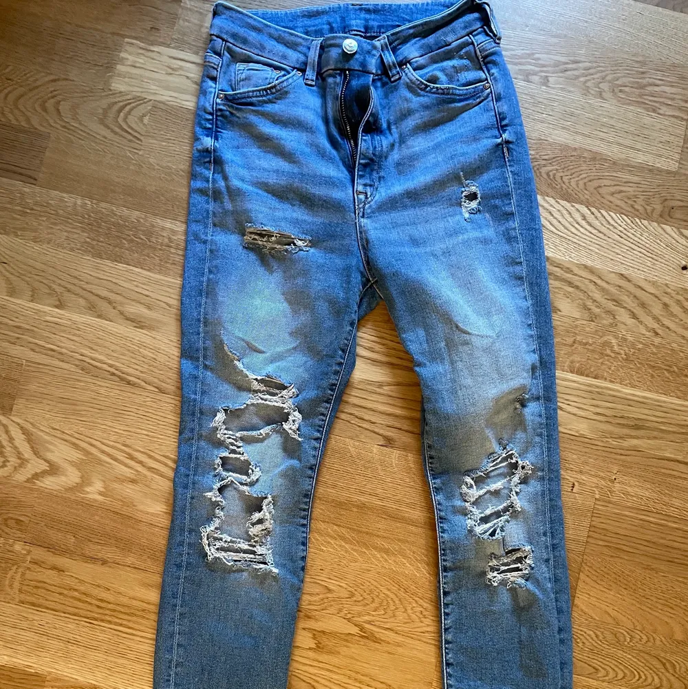 Mina gamla favoritjeans har jag nu valt att ta farväl av❤️Fina jeans från H&M i storlek 36 (sitter som på bild 2 på mig som är 155cm). Hål på benen i fram, superfint skick, skinny jeans, HÖGA I MIDJAN.  Vid frågor var inte rädda att höra av er❤️. Jeans & Byxor.