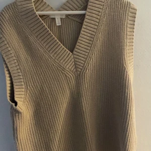 Stickad väst  - Beige stickad väst i strl xs
