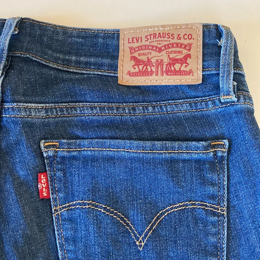 Låg midjade jeans från Levis mörkblåa med utsvängda ben. Storlek 26/30. Jeans & Byxor.