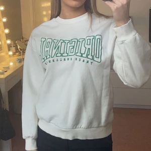 Vit sweatshirt - Vit sweatshirt med tryck från Gina tricot i storlek XS. Köparen står för frakt :)