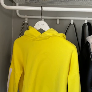 Gul träningshoodie  - Gul träningshoodie från soc i storlek xs. Tröjan är croppad men boxig i modellen