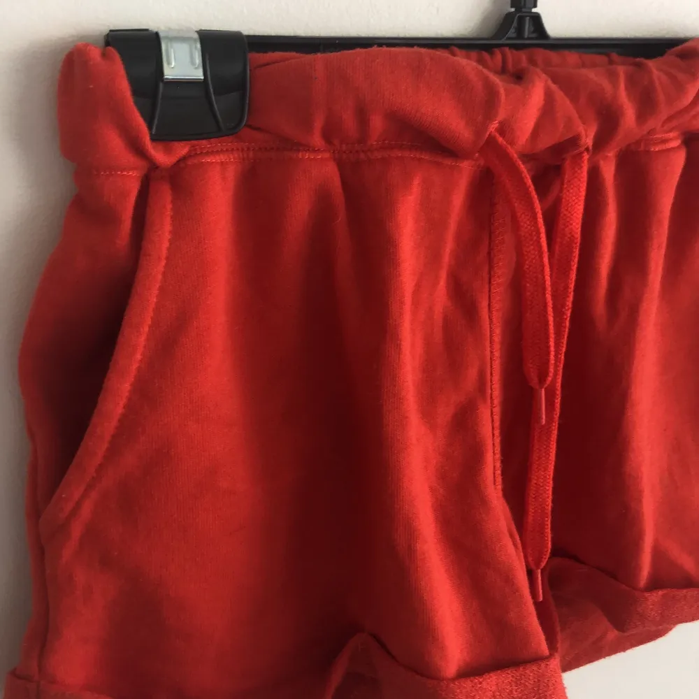 Röda mjukis shorts i använt skick. Storlek xs, passar s/m.. Shorts.