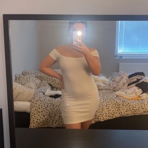 Vit klänning - Vit klänning från forever 21🤍 Aningen genomskinlig men funkar med beigea underkläder