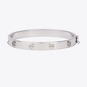 Tory Burch Armband - Säljer mitt fina tory burch i silver storlek M alltså 59mm. Ny pris 1800kr men säljer mitt för 500kr 
