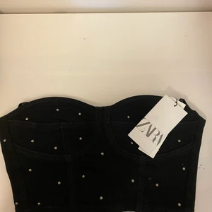Topp/ Korsett  zara S  - Denna fina svart toppen från zara säljer jag pga att den är köpt i fel storlek. Endast provad. Storlek S.                                  Kostar egentligen  299 kr. ( köparen står för frakten) 🌻🌸 