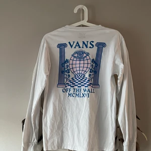 Långärmad tröja från Vans - Säljer den här ursnygga långärmade T-shirten från Vans! Fantastiska detaljer på ryggen med bl.a. lite antik grekisk arkitektur i form av kolonner med joniska kapitäl. Kan mötas upp i Söderköping eller Norrköping eller frakta mot betalning 🐚🐚🐚 köpt på Carlings