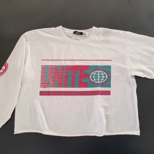 Ourban outfitters tröja - Tröja från Urban outfitters, bra skick och bara använd ett få tal gånger. Dma för fler bilder eller detaljer. 