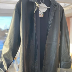 Svart jacka i läderimitation ✨ - Svart jacka i läderimitation storlek 36. Jag köpte denna jacka från boohoo, den är i väldigt fint skick✨ Hittade tyvärr inte originalbilden, därav är sista bilden lånad (bilden visar passformen). Nypris 350kr