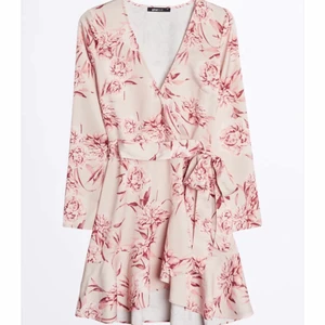 GINA TRICOT ELINA WRAP DRESS - Rosa känning i ”satin” material från Gina tricot storlek 34💖 stängs med dragkedja på sidan. 