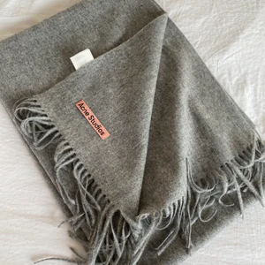 Acne Studios Halsduk Oversized Scarf - Hej! Säljer här min jättefina halsduk från Acne Studios! Jättestor och härlig, som en filt att ha på sig. Perfekt året om. Som ni ser är skicket som nytt då den knappt är använd. Kolla min profil! Rensar massa Acne nu!! Hörs om det är nån fråga 🌻 