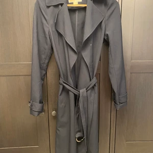 Michael kors coat strl XS - En vår kappa i marinblått, endast använd ett fåtal gånger. Nypris 3000kr. 