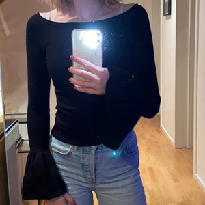 Fladdrig långärmad tröja - En super fin långärmad tröja som är utsvängd i ärmarna! Den har långa ärmar som faller på händerna fint. Super fint skick då den är använd mycket innan. Känns som ny. Den är lite tajtare och därför passar ändas XS.