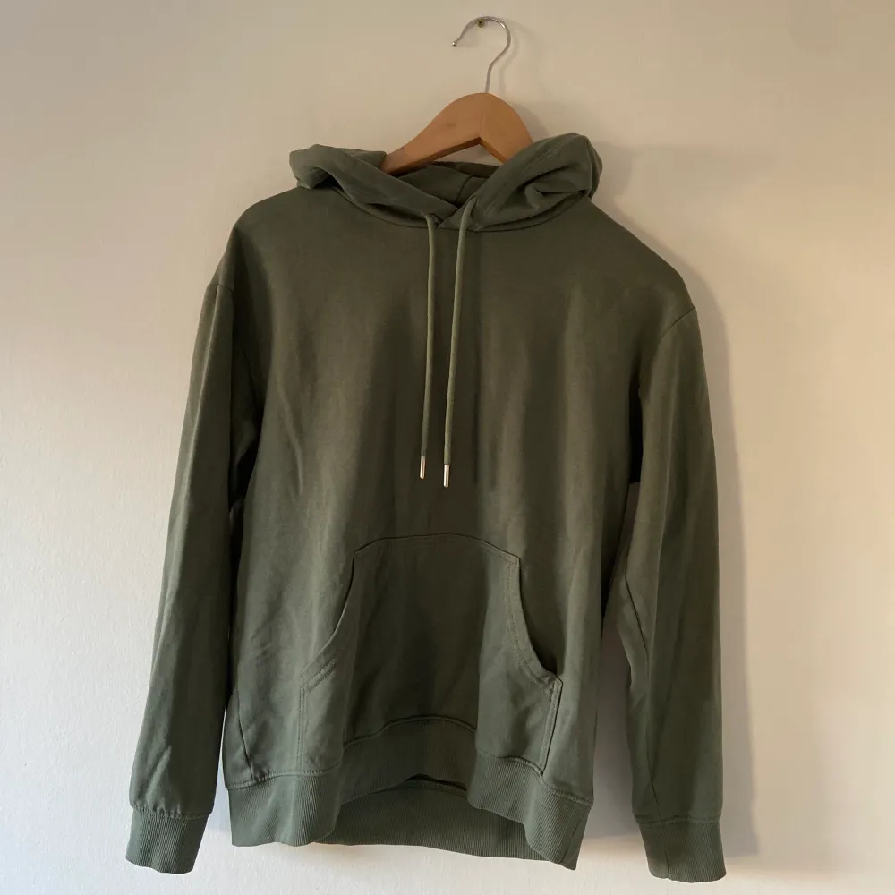 En grön hoodie från hm. Något oversize så passar säkert xs-m. Köparen står för frakt🌴🤩🪴. Hoodies.