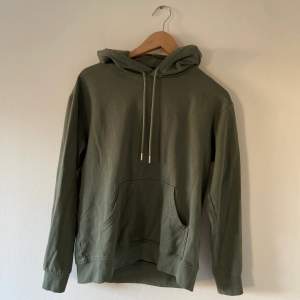 En grön hoodie från hm. Något oversize så passar säkert xs-m. Köparen står för frakt🌴🤩🪴