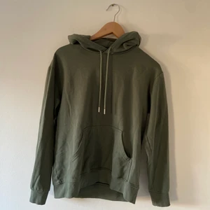 Grön Hoodie - En grön hoodie från hm. Något oversize så passar säkert xs-m. Köparen står för frakt🌴🤩🪴
