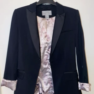 Kavaj blazer  - Otroligt fin kavaj som dessvärre knappt använts och inte passar längre. På insidan är det silkestyg som är så mjukt. 