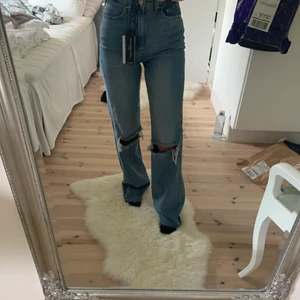 Jeans  - Säljer dessa skit snygga jeans från Stradivarius då hålen på knäna inte riktigt hamnade där dem skulle! Oanvända med prislapp kvar