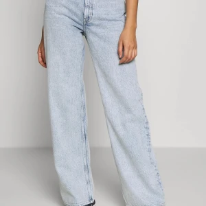 SLUTSÅLDA MONKI JEANS LIGHT BLUE - Säljer dessa extremt snygga jeansen pga att de är för små. De är i storlek 26. Har knappt använt de så de är som nya. Köparen står för frakten 