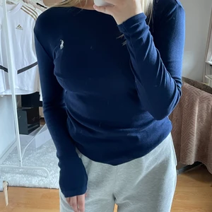 Tröja - Mörkblå långärmad tröja från Polo Ralph Lauren, aldrig använd.