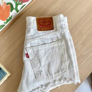 Klassiska vita 501 shorts från Levis - nyskick - strl W24 men passar även för 25