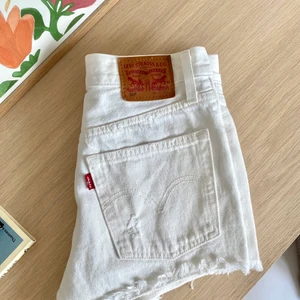 Levis 501 shorts - Klassiska vita 501 shorts från Levis - nyskick - strl W24 men passar även för 25