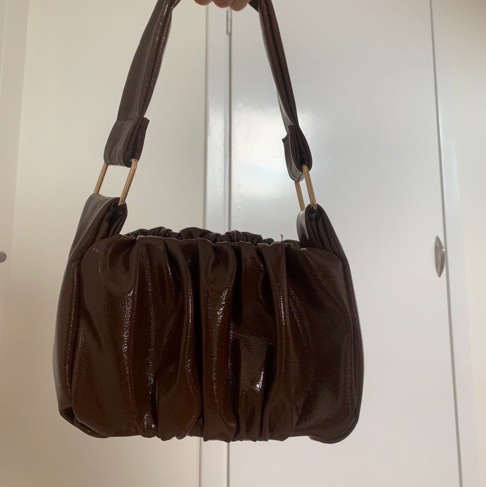 En brun väska som jag köpt ifrån zalando. Super fin men inte min stil. Köparen står för frakt.. Väskor.