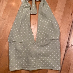 Halterneck top  - Egensydd halterneck top som man knyter där bak. 